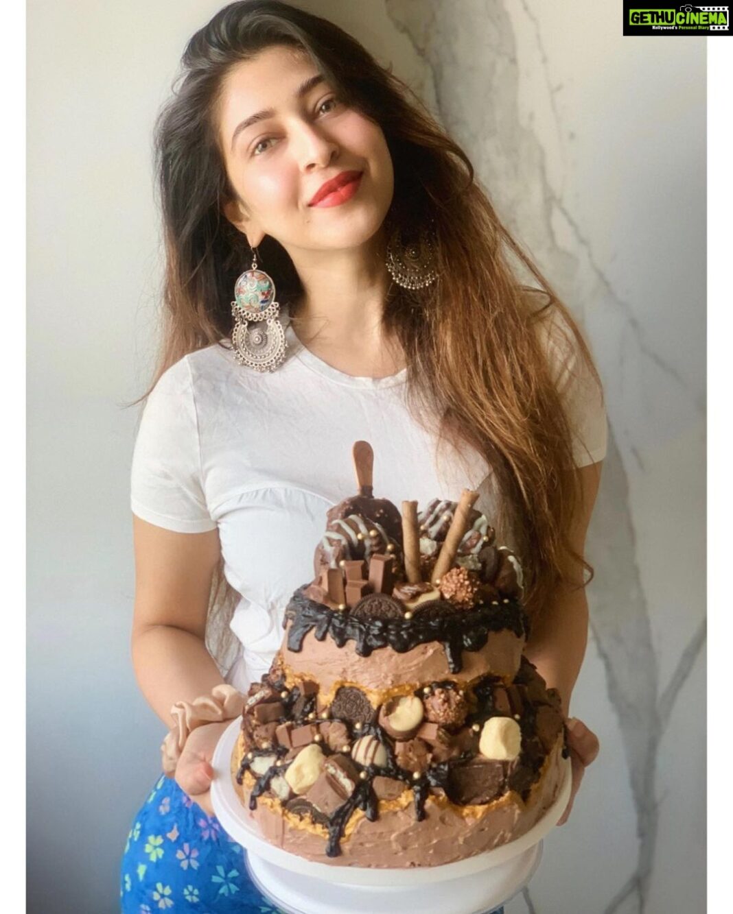 Sonarika Bhadoria Instagram - Death by chocolate Volcano fault line cake 🤎 Clearly “overdoing” has become a regular thing now 👩🏻‍🍳💁🏻‍♀️