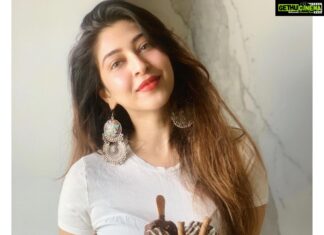 Sonarika Bhadoria Instagram - Death by chocolate Volcano fault line cake 🤎 Clearly “overdoing” has become a regular thing now 👩🏻‍🍳💁🏻‍♀️