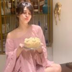 Sonarika Bhadoria Instagram - Bekhayaali mein bhi tera hi khayaal aaye🤷🏻‍♀️ #vanillacreamcheese 🤍 #ithinkimlosingmymind