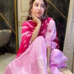 Sonarika Bhadoria Instagram - Pehar Gulabi Hai Gulabi Yeh Sehar 🌸 Outfit : @bunaai