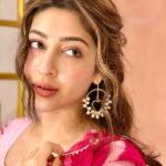 Sonarika Bhadoria Instagram - Pehar Gulabi Hai Gulabi Yeh Sehar 🌸 Outfit : @bunaai