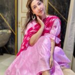 Sonarika Bhadoria Instagram - Pehar Gulabi Hai Gulabi Yeh Sehar 🌸 Outfit : @bunaai