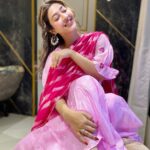 Sonarika Bhadoria Instagram - Pehar Gulabi Hai Gulabi Yeh Sehar 🌸 Outfit : @bunaai