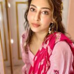 Sonarika Bhadoria Instagram - Pehar Gulabi Hai Gulabi Yeh Sehar 🌸 Outfit : @bunaai