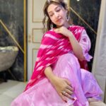 Sonarika Bhadoria Instagram - Pehar Gulabi Hai Gulabi Yeh Sehar 🌸 Outfit : @bunaai