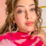 Sonarika Bhadoria Instagram - Pehar Gulabi Hai Gulabi Yeh Sehar 🌸 Outfit : @bunaai