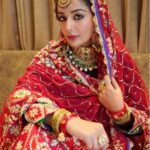 Sonia Mann Instagram - Beautiful Langa by @neenusekhon Beautiful Jellewery by @ajewelsbyanmol ❤️ #soniamann #bride #pakistanisuits