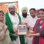 Sonia Mann Instagram - ਅੱਜ ਮੋਹਾਲੀ ਵਿਖੇ ਹੋਈ ਕਿਸਾਨ ਮਹਾਂ ਪੰਚਾਇਤ ਵਿੱਚ ਸ਼ਮੂਲੀਅਤ ਕੀਤੀ। ਇਸ ਦੌਰਾਨ ਹਰਿਆਣਾ ਅਤੇ ਪੰਜਾਬ ਦੇ ਕਿਸਾਨਾਂ ਨੇ ਇੱਕ ਜੁੱਟ ਹੋ ਕੇ ਹਿੱਸਾ ਲਿਆ। ਕਿਸਾਨਾਂ ਦੀ ਇਸ ਇੱਕਜੁਟਤਾ ਨੇ ਭਾਜਪਾ ਸਰਕਾਰ ਦੇ ਤਖ਼ਤ ਨੂੰ ਹਲੂਣਾ ਦੇਣ ਦੀ ਕੋਸ਼ਿਸ਼ ਕੀਤੀ ਹੈ। #chalomohali