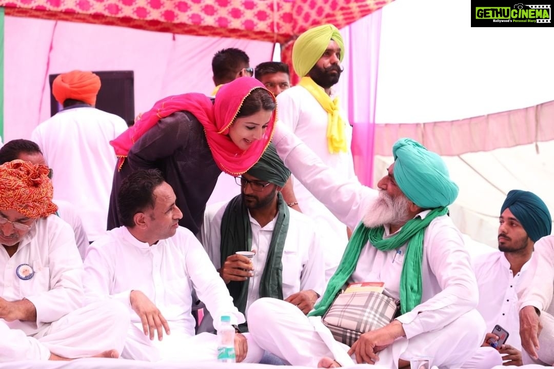 Sonia Mann Instagram - ਅੱਜ ਮੋਹਾਲੀ ਵਿਖੇ ਹੋਈ ਕਿਸਾਨ ਮਹਾਂ ਪੰਚਾਇਤ ਵਿੱਚ ਸ਼ਮੂਲੀਅਤ ਕੀਤੀ। ਇਸ ਦੌਰਾਨ ਹਰਿਆਣਾ ਅਤੇ ਪੰਜਾਬ ਦੇ ਕਿਸਾਨਾਂ ਨੇ ਇੱਕ ਜੁੱਟ ਹੋ ਕੇ ਹਿੱਸਾ ਲਿਆ। ਕਿਸਾਨਾਂ ਦੀ ਇਸ ਇੱਕਜੁਟਤਾ ਨੇ ਭਾਜਪਾ ਸਰਕਾਰ ਦੇ ਤਖ਼ਤ ਨੂੰ ਹਲੂਣਾ ਦੇਣ ਦੀ ਕੋਸ਼ਿਸ਼ ਕੀਤੀ ਹੈ। #chalomohali