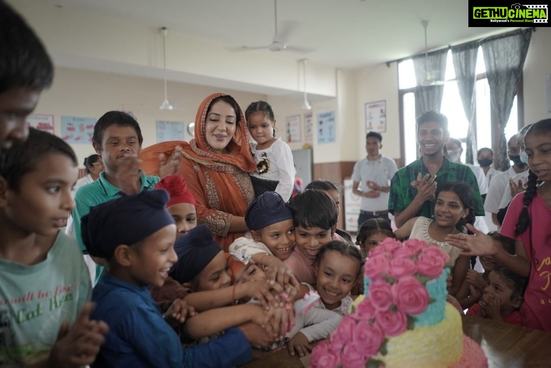 Sonia Mann Instagram - “Be happy in the moment, that’s enough. Each moment is all we need, not more.” – Mother Teresa Today, on my birthday, I feel so blessed to celebrate it with little angles. Their smiles and joy brought immense peace in my heart. #Birthday #orphange #Mohali