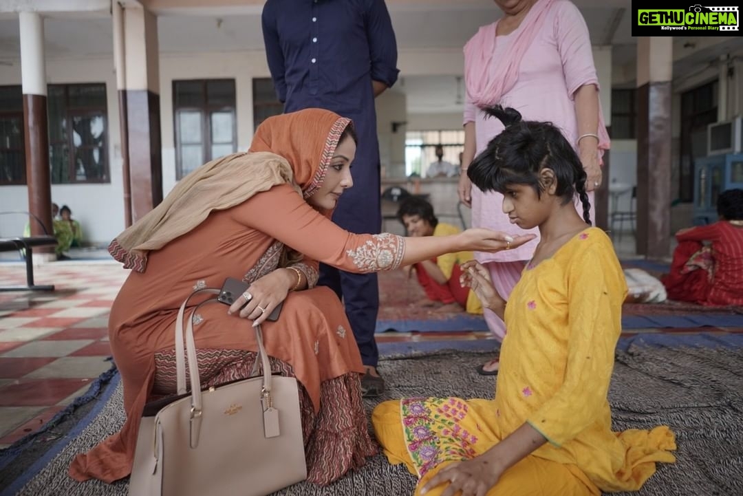 Sonia Mann Instagram - “Be happy in the moment, that’s enough. Each moment is all we need, not more.” – Mother Teresa Today, on my birthday, I feel so blessed to celebrate it with little angles. Their smiles and joy brought immense peace in my heart. #Birthday #orphange #Mohali