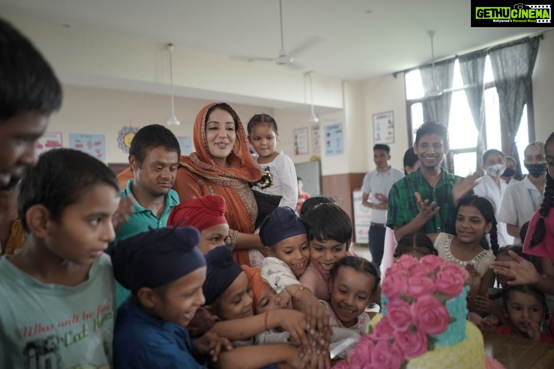 Sonia Mann Instagram - “Be happy in the moment, that’s enough. Each moment is all we need, not more.” – Mother Teresa Today, on my birthday, I feel so blessed to celebrate it with little angles. Their smiles and joy brought immense peace in my heart. #Birthday #orphange #Mohali