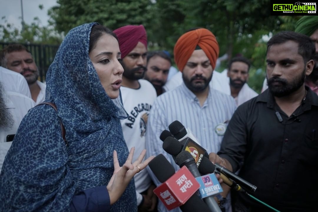 Sonia Mann Instagram - "ਕਿਸੇ ਸਮੱਸਿਆ ਦਾ ਸਰਕਾਰੀ ਹੱਲ ਆਮ ਤੌਰ ‘ਤੇ ਇੱਕ ਸਮੱਸਿਆ ਜਿੰਨਾ ਹੀ ਬੁਰਾ ਹੁੰਦਾ ਹੈ" - ਮਿਲਟਨ ਫ੍ਰਾਈਡਮੈਨ ਸਰਕਾਰ ਵੱਲੋਂ ਹਾਈਵੇ ਬਣਾਉਣ ਲਈ ਵਰਤੀਆਂ ਜਾਣ ਵਾਲੀਆਂ ਕਿਸਾਨਾਂ ਦੀਆਂ ਜ਼ਮੀਨਾਂ ਦਾ ਉਚਿੱਤ ਮੁੱਲ ਨਾ ਮਿਲਣ ਦੇ ਵਿਰੋਧ ਵਿੱਚ ਅੱਜ ਕਿਸਾਨ ਸੜਕ ਸੰਘਰਸ਼ ਕਮੇਟੀ ਦੇ ਸੱਦੇ ਉੱਤੇ ਡੀਸੀ ਦਫ਼ਤਰ, ਮੋਹਾਲੀ ਦੇ ਸਾਹਮਣੇ ਕਿਸਾਨਾਂ ਸਮੇਤ ਧਰਨਾ ਦਿੱਤਾ। “The government solution to a problem is usually as bad as a problem” – Milton Friedman Today, we stood for the farmers' protest in front of the DC office, Mohali, Organized by Kisan Road Sangharsh Committee, against the government for not giving a justified amount to the farmers for building highways using their land.