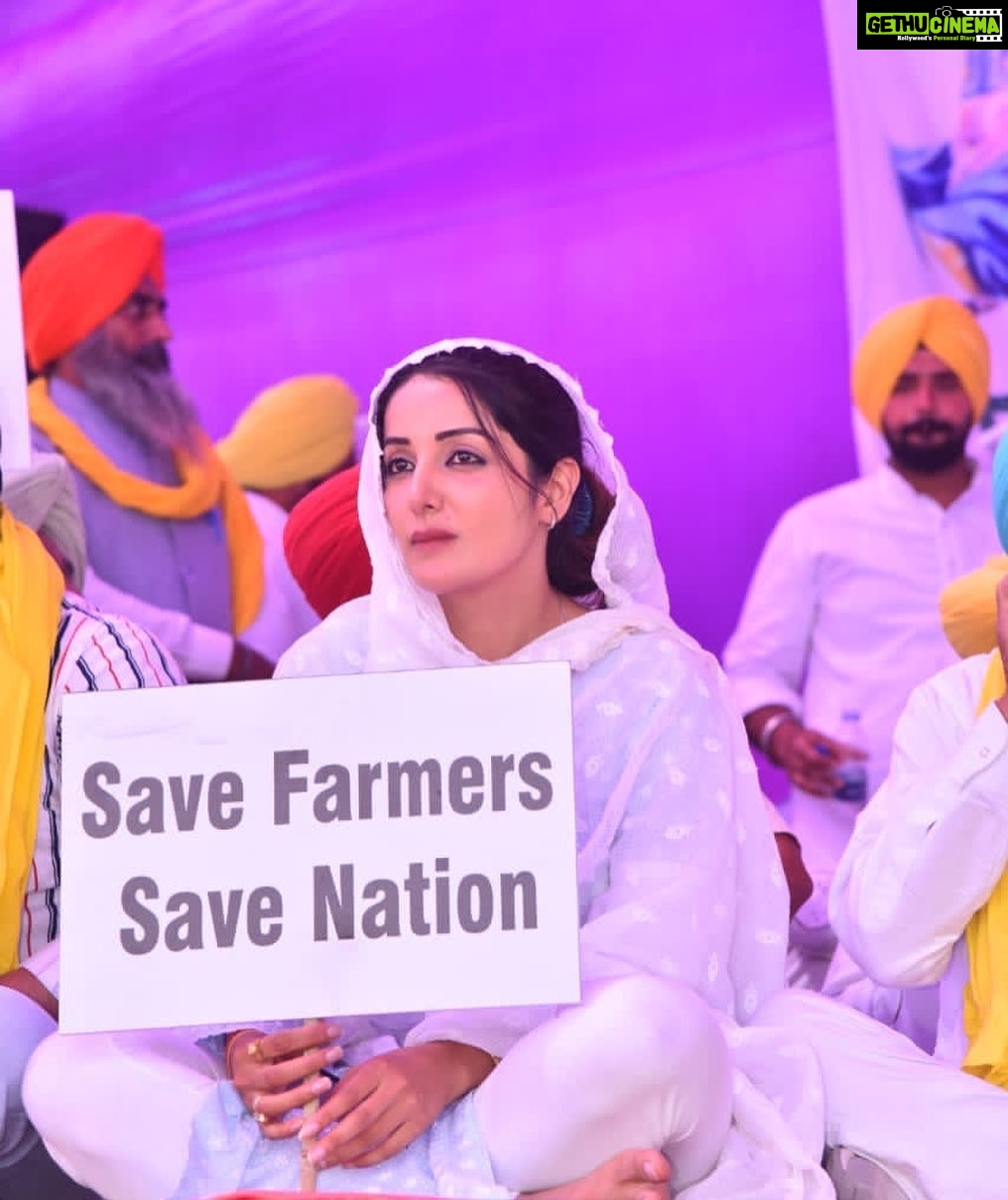 Sonia Mann Instagram - ਜਗਤ ਗੁਰੂ ਗੁਰੂ ਨਾਨਕ ਦੇਵ ਜੀ ਦੇ ਪ੍ਰਕਾਸ਼ ਪੁਰਬ ਦੀਆਂ ਸਾਰੀਆਂ ਸੰਗਤਾਂ ਨੂੰ ਲੱਖ ਲੱਖ ਵਧਾਈਆਂ ਇਸ ਪਾਵਨ ਪਵਿੱਤਰ ਪ੍ਰਕਾਸ਼ ਪੁਰਬ 'ਤੇ ਬਹੁਤ ਵੱਡੀ ਖੁਸ਼ਖ਼ਬਰੀ ਮਿਲੀ ਹੈ ਕੀ ਸਮੇਂ ਦੀ ਹਕੂਮਤ ਆਪਣੀ ਗਲਤੀ ਸੁਧਾਰਦਿਆਂ ਖੇਤੀ ਦੇ ਤਿੰਨੋਂ ਕਾਲੇ ਕਾਨੂੰਨ ਰੱਦ ਕਰਨ ਲਈ ਸਹਿਮਤ ਹੋ ਗਈ ਹੈ। ਉਸ ਲਈ ਅਕਾਲ ਪੁਰਖ ਜੀ ਦਾ ਕੋਟਿ-ਕੋਟਿ ਸ਼ੁਕਰਾਨਾ ਕਰਦੇ ਹਾਂ। ਦੇਸ਼ ਦੇ ਸਾਰੇ ਕਿਸਾਨਾਂ ਦੇ ਸਿਦਕ ਸਿਰੜ ਅਤੇ ਹੌਸਲੇ ਨੂੰ ਦਿਲੋਂ ਸਲਾਮ । ਜਿਸ ਕਿਸੇ ਨੇ ਵੀ ਇਸ ਕਿਸਾਨ ਅੰਦੋਲਨ ਵਿੱਚ ਯੋਗਦਾਨ ਪਾਇਆ ਉਸ ਦਾ ਤਹਿ ਦਿਲੋਂ ਧੰਨਵਾਦ । #kisanektazindabaad