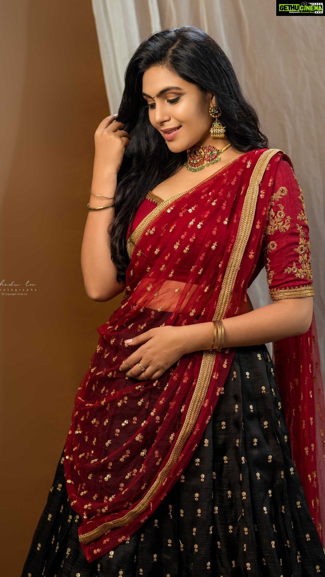 Sonu Gowda - 44.5K Likes - Happy gowri Ganesha😍😍😍
All the best to the whole team @dhananjaya_ka @amrutha_iyengar @karthik_krg @vasuki_vaibhav_
Outfit- @pranidesignstudio
Jewellery- @bcos_its_silver
MUH- @artistrybyteju
Pic- @chidu.ln_portraits