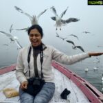 Sonu Gowda Instagram - *SEAGULLS* They are siberian gulls migrate from Seberia, you can see them in Ganga and Yamuna rivers.. It was treasure moment 🤗pics says it all❤️ thanks @rakshit_erappa Varanasi, India