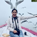 Sonu Gowda Instagram - *SEAGULLS* They are siberian gulls migrate from Seberia, you can see them in Ganga and Yamuna rivers.. It was treasure moment 🤗pics says it all❤️ thanks @rakshit_erappa Varanasi, India