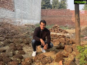 Sonu Sood Instagram - Mere Punjab Di Mitti Di Khushbu ❤️ ( ps: Cow dung/Gobar /paathi❤️)
