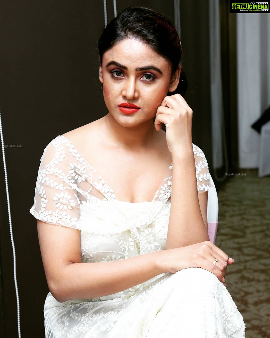Sony Charishta Instagram - White Beauty!!! #sonycharishta #actress #model #sexy #hot #navel #saree #swag #instadaily #stylish #backless #stunning #goergous #glam #eyes #hips #face #fashion #cleavage #beauty #romantic #shootout #photoshoot #hotpic #instalike #follow #comment