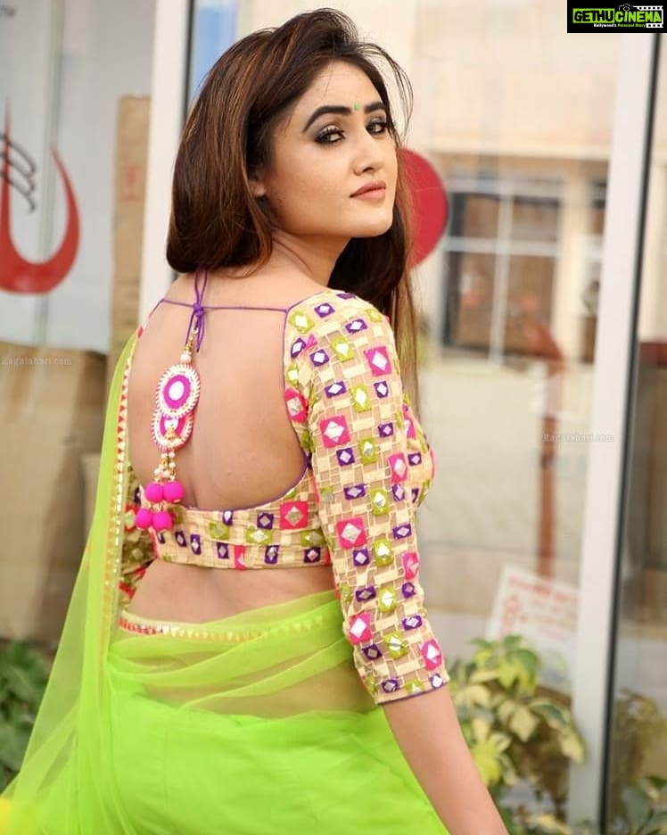 Sony Charishta Instagram - Go Green #love #southindianactress #queen #beauty #cute #sexy #hot #sexyactress #sexygirl #hotactress #hotactressnavel #beautiful #stunning #goergous #awesome #star #heroine #indianactress #fashion #Dance #photoshoot #Stills #instadaily #fame #instahot #sonycharishta