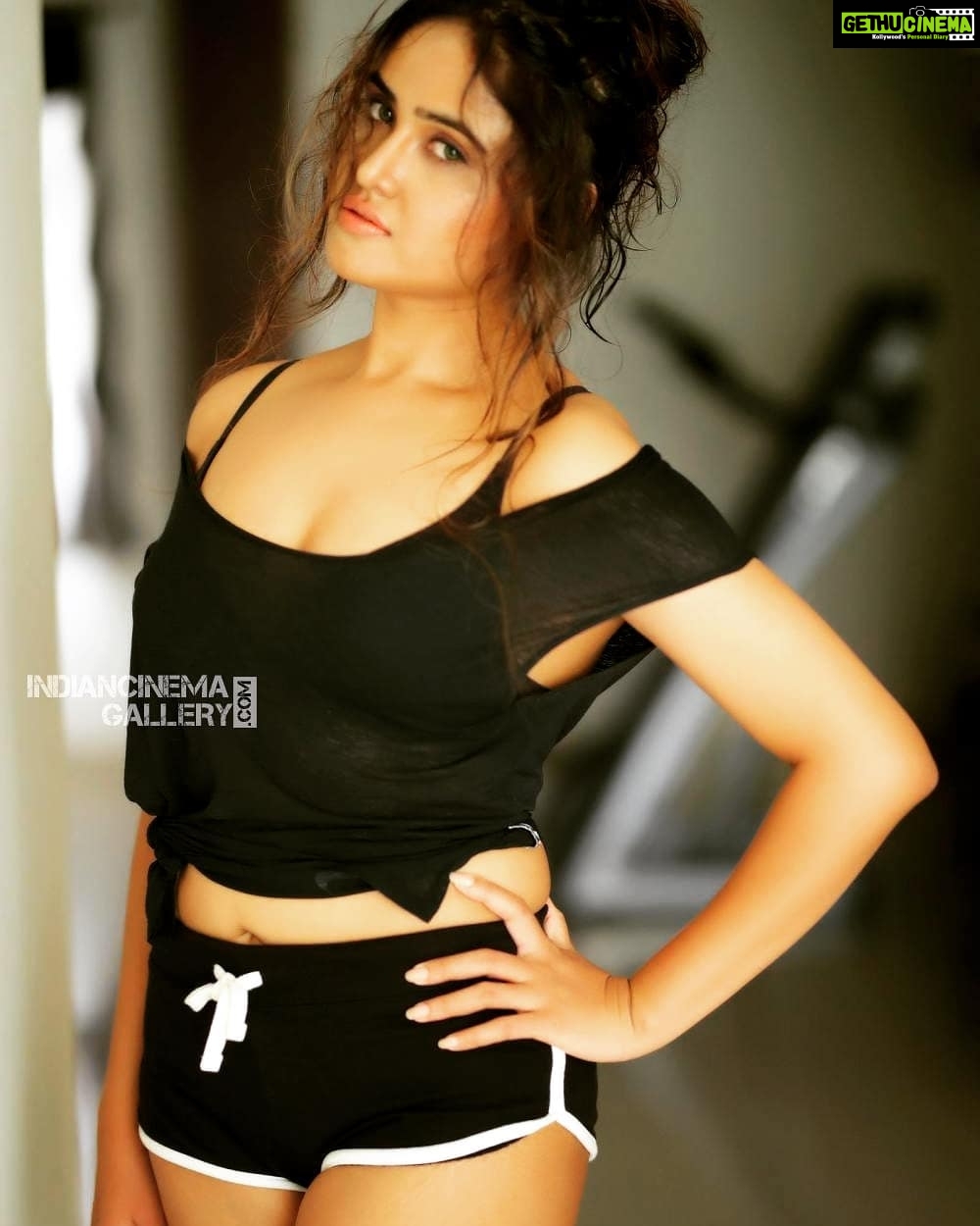 Sony Charishta Instagram - The Black Devil !!!! #black #beauty #hairstyle #instadaily #fun #picoftheday #photoshoot #sonychsrishta #instalove #love #vibe #india