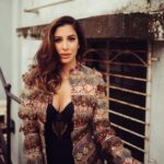 Sophie Choudry Instagram – Mind of a Queen, Heart of a Warrior🖤👑

Photographer & Creative director @bharat_rawail 
Outfit  @rockystarofficial 
Styling @rockystar100 
Makeup @tush_91 
Hair @loicindia 

#shootlife #tuesdayvibes #naturallight #sophiechoudry #monsoonvibes