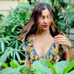 Sophie Choudry Instagram - If your truly love nature, you will find beauty everywhere.. #nature #glow #weekendvibes #beauty #findyourhappy #naturallight #motd #potd #floral #gogreen #sophiechoudry