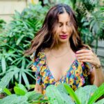 Sophie Choudry Instagram – If your truly love nature, you will find beauty everywhere..

#nature #glow #weekendvibes  #beauty #findyourhappy #naturallight #motd #potd #floral #gogreen #sophiechoudry