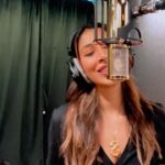 Sophie Choudry Instagram - Just an unplugged cover of the coolest break up song by @dualipa , Don’t start now! 🤩👊🏼❤️ (One take, no auto tune, just a lil reverb) For anyone who’s been through a break up or is going through it, yup, the pain sucks but just remember you are stronger than you think & better things are coming your way. Also, it’s their loss😉💗 I don’t own the rights to this song. It’s just a cover for Instagram. Original song @dualipa Backing track @acousticlunatic @warnermusicindia #dontstartnow #dualipa #unplugged #coversong #cover #sophiechoudry #breakup #soulfulwithsophie #singwithsophie @studio5o4 @rhsharma009