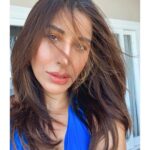 Sophie Choudry Instagram - Bluesday Tuesday💙 HMU @ambereenyusuf 💁🏽‍♀️ #blue #bluesday #selfieafterages #selfie #sophiechoudry #favecolour #motd #potd #positivevibesonly #prettiness #beauty #naturallight #hairgoals #windswept #summervibes
