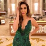 Sophie Choudry Instagram - Tis the season for green💚 Gown @bhawnarao_couture Jewels @karishma.joolry @dipublicrelations HMU @harryrajput64 #goinggreen #ootn #sophiechoudry #giglife #redcarpetstyle #styleinspo #decembering #nofilterneeded #albustanpalace Al Bustan Palace, a Ritz-Carlton Hotel
