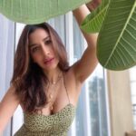 Sophie Choudry Instagram - Be-leaf in yourself🌿💚😌 #positivevibesonly #believe #loveyourself #goinggreen #leaves #nature #naturallight #beauty #sophiechoudry #tuesdaythoughts #tuesdayvibes