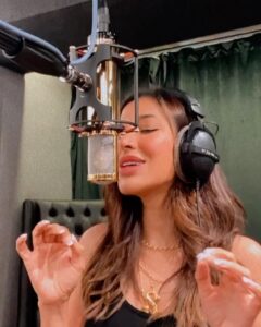 Sophie Choudry Instagram - The cover soooo many of you asked me to do.. #levitating by my fave Dua Lipa. Hope you guys like💜 FYI, sang this in one take, no auto tune. Just a lil reverb added. #coversong #dualipa #unplugged #sophiechoudry #motd I do not own the copyrights of the original song or track. This is just a cover version for insta. Guitar track by @singahit @studio5o4 @rhsharma009