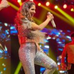 Sophie Choudry Instagram - Kicking of the week with 1000megawatt energy!!🤩⚡️🎤Here’s a glimpse of what goes down at my gigs..And yes, it’s always this much fun!!💯🎵 #giglife #lovethestage #teamsophie #ishq #sophiechoudry #lovewhatyoudo #gratitude #stagestyle #mondaymotivation