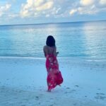 Sophie Choudry Instagram – The ocean is an integral part of our soul. No water, no life. So please stop polluting & start protecting. Happy world oceans day💙

#worldoceansday #ocean #oceanlife #protect #preserve #islandgirl #maldives #sharks #baglionimaldives #nofilterneeded #beach #sunset #blueskies #bluesea #mothernature 

Track: discover @iksonmusic