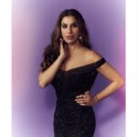 Sophie Choudry Instagram - When you pay tribute to the black lady while hosting the @filmfare OTT awards🖤 👗 @rohitgandhirahulkhanna Jewels @farahkhanali @farahkhanworld HMU @miteshrajani 📸 @mayur_butwani #filmfare #filmfareottawards2021 #myglammfilmfareottawards #redcarpetstyle #ootn #blackgown #styleinspo #sophiechoudry #eventdiaries