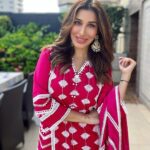 Sophie Choudry Instagram - Eid Mubarak everyone! Good health, peace, love & light to all ❤️🧿🤗 #dressupandstayhome #eidathome #stayhomestaysafe #eidmubarak #eid2021 #readyforsevvaiyan #gratitude #nofilterneeded #eidoutfit #eidlook #sophiechoudry Dressed in @shopmulmul