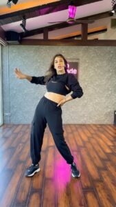 Sophie Choudry Instagram - The song may be a throwback but the choreography isn’t🤩 Many of you tag me in your #ekpardesimeradillegaya videos so I figured it was time I made one too! Makes my heart happy to see you guys still jam to it❤️ #ekpardesi #fridayfeels #ekpardesichallenge #remix #remixsong #remixonreels #dance #dancereels #reels #reelitfeelit #sophiechoudry #fbf #flashbackfriday #tgif #friyay Choreog @yasshkadamm