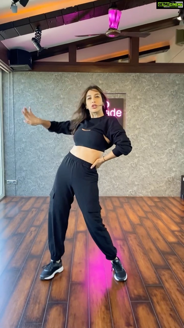 Sophie Choudry Instagram - The song may be a throwback but the choreography isn’t🤩 Many of you tag me in your #ekpardesimeradillegaya videos so I figured it was time I made one too! Makes my heart happy to see you guys still jam to it❤️ #ekpardesi #fridayfeels #ekpardesichallenge #remix #remixsong #remixonreels #dance #dancereels #reels #reelitfeelit #sophiechoudry #fbf #flashbackfriday #tgif #friyay Choreog @yasshkadamm