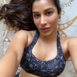 Sophie Choudry Instagram - Oh hi again Workouts from Home😏 #lockdowndiaries #lockdownworkouts #mumbailockdown #onlineworkouts #workoutfromhome #fitness #wellness #fitnessgoals #sophiechoudry #fitisthenewskinny #pilates #pilatesgirl #tuesdayvibes Mat @shakti__warrior