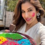 Sophie Choudry Instagram - Just me bringing a lil colour to your feed 🌈 Happy holi everyone! Stay home, stay safe, stay happy! #holihai #happyholi #rangbarse #festivalofcolours #indianfestival #colours #gulal #rang #stayhomestaysafe #lockdownholi #sophiechoudry #happinessisachoice