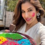 Sophie Choudry Instagram – Just me bringing a lil colour to your feed 🌈 Happy holi everyone! Stay home, stay safe, stay happy!

#holihai #happyholi #rangbarse #festivalofcolours #indianfestival #colours #gulal #rang #stayhomestaysafe #lockdownholi #sophiechoudry #happinessisachoice