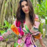 Sophie Choudry Instagram - Stay wild flower child🌸 👗 @limerickofficial Styling @tanimakhosla HMU📸 @ambereen01 #flowerpower #floral #spring #springtime #positivevibesonly #floraldress #nofilterneeded #naturallight #nature #prettiness #trees #wanderlust #sophiechoudry #potd #motd