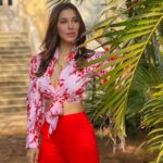 Sophie Choudry Instagram - There is beauty all around us...stop and take it in🌸 HMU: Me Shirt @moonstruckbyss x @dinky_nirh Necklace @chic_therapy_ 📸 @divyachablani15 #bloom #floral #tuesdaythoughts #styleinspo #nature #beauty #positivevibesonly #nofilterneeded #naturallight #sophiechoudry #goa