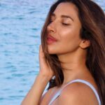 Sophie Choudry Instagram - Inhale peace.. Exhale stress😍 #sundayvibes #selfcaresunday #sundayfeels #naturallight #breathe #positivevibesonly #sophiechoudry #oceanview