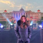 Sophie Choudry Instagram - Last soundcheck of 2021 in the most magical place! Beyond grateful I can end this year doing what I love most🙏🏼🧿 Wish me luck na?☺️ Wherever you are, I pray you & your loved ones are happy & healthy. May 2022 be kind to all of us💜💜 #bye2021 #hello2022 #gratitude #soundcheck #giglife #lastdayoftheyear #sophiechoudry #letsdothis #rafflesudaipur #udaipur #teamsophie Raffles Udaipur