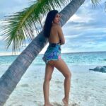 Sophie Choudry Instagram - The tan lines fade but the memories remain💙 #tbt #throwbackthursday #islandgirl #bestmemories #wanderlust #beachvibes #sophiechoudry #maldives #baglionimaldives