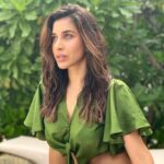 Sophie Choudry Instagram - Eyes on the prize💚 Blouse: @431_88 Styled by @tanimakhosla HMU 📸 @ambereen01 #fridaymood #focus #makingdreamscometrue #green #sophiechoudry #positivevibesonly #naturelover