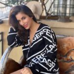 Sophie Choudry Instagram – Sweater Weather Sundays🤍

#sweaterweather #winterfeels #sundayfunday #sundayvibes #winterstyle #wintersun #naturallight #nofilterneeded #karllagerfeld #monochrome #sophiechoudry #motd