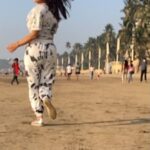 Sophie Choudry Instagram - Got me the cutest running (& beach bum) partner 🥰🍑Watch to see🤓 #beachday #run #slowmotion #beachbum #doglover #shihtzu #shihtzusofinstagram #reels #instagramreels #motd #sunsetlover #partnerincrime #gratitude #sophiechoudry #tiachoudry